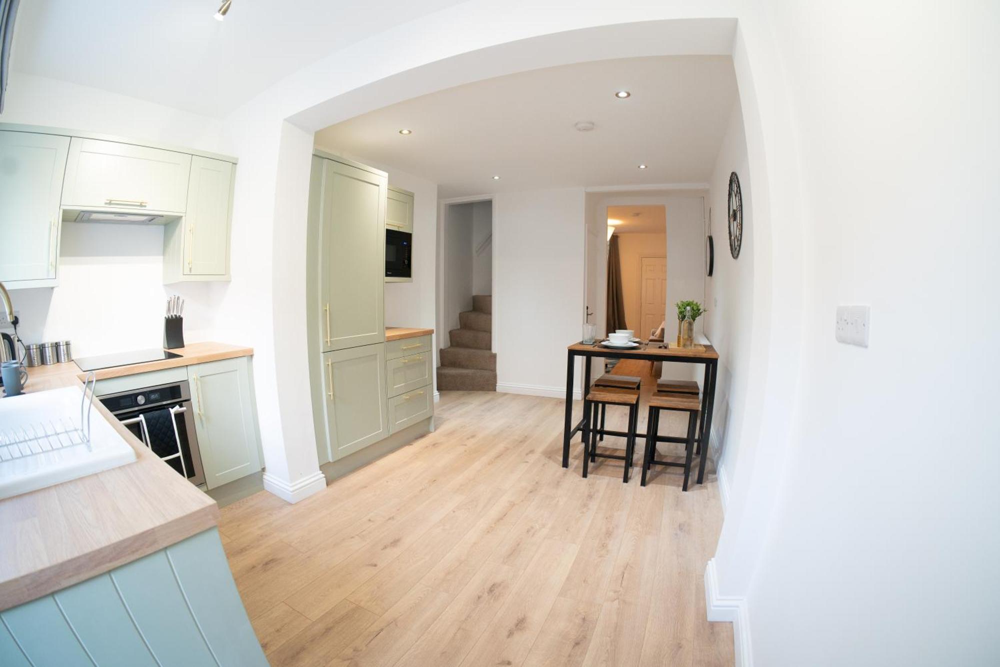City Centre 2 Bed House Perfect For Contractors With Free Parking